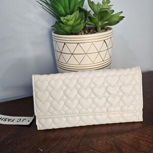 White heart wallet